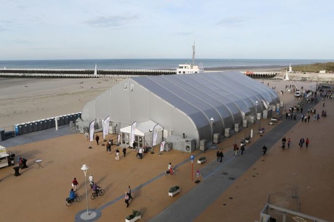 Grande tente en aluminium extérieure de protection solaire imperméable avec le mur de verre